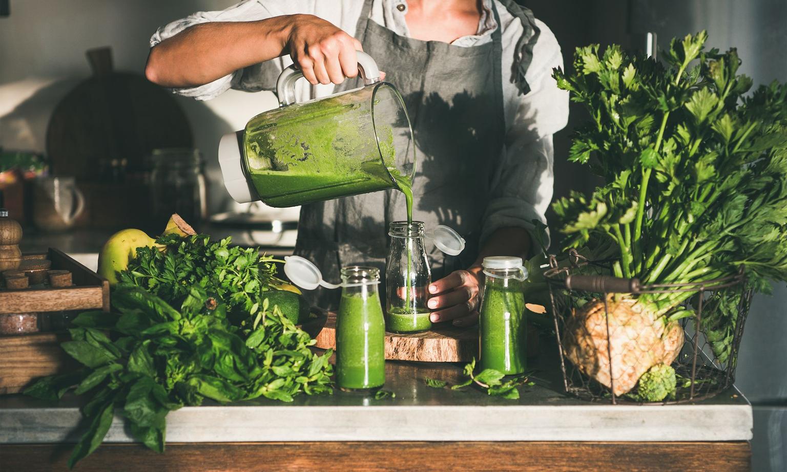 Kvinde laver grønne smoothies med lokale råvarer